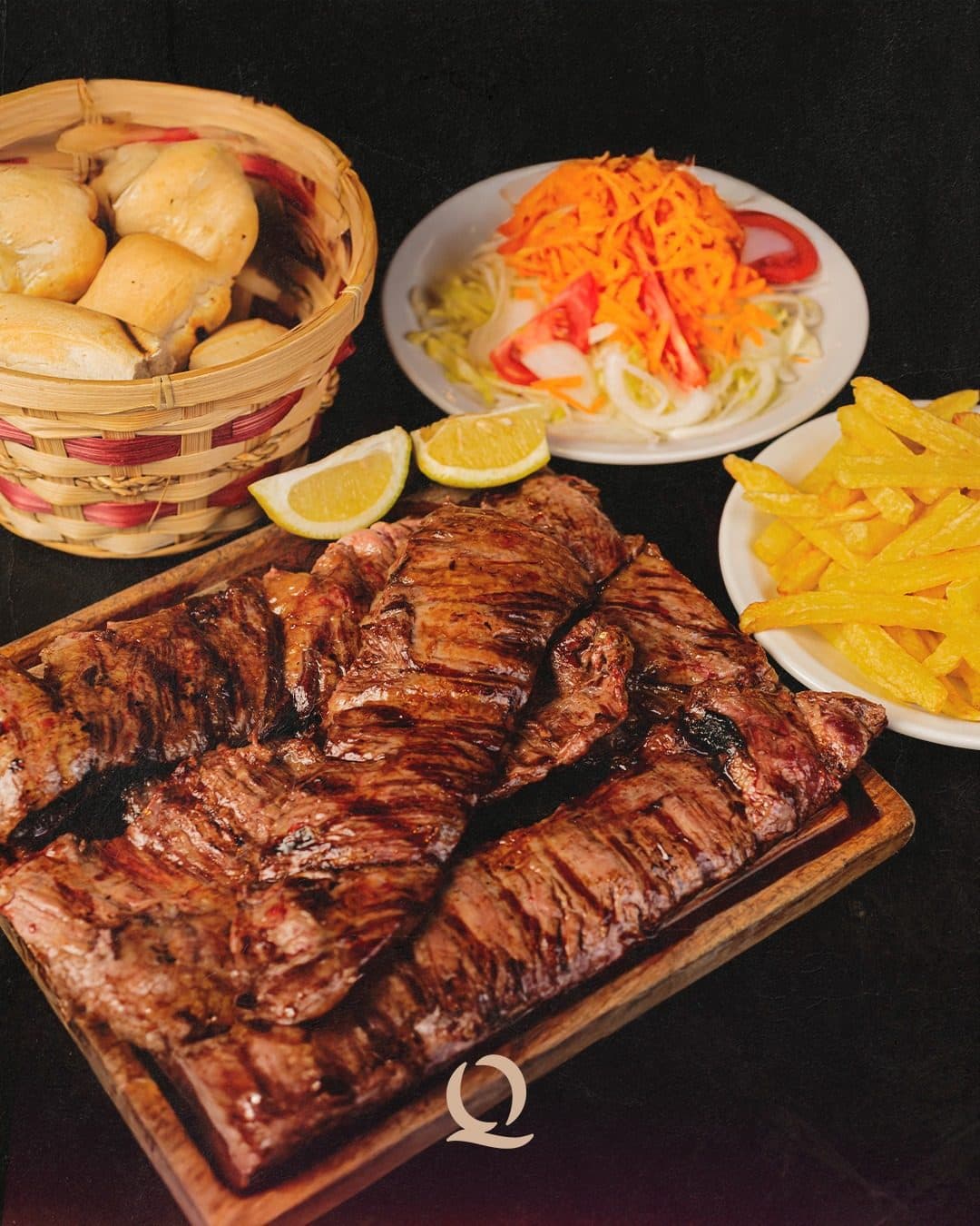 La mesa servida en Bodegón Aconquija